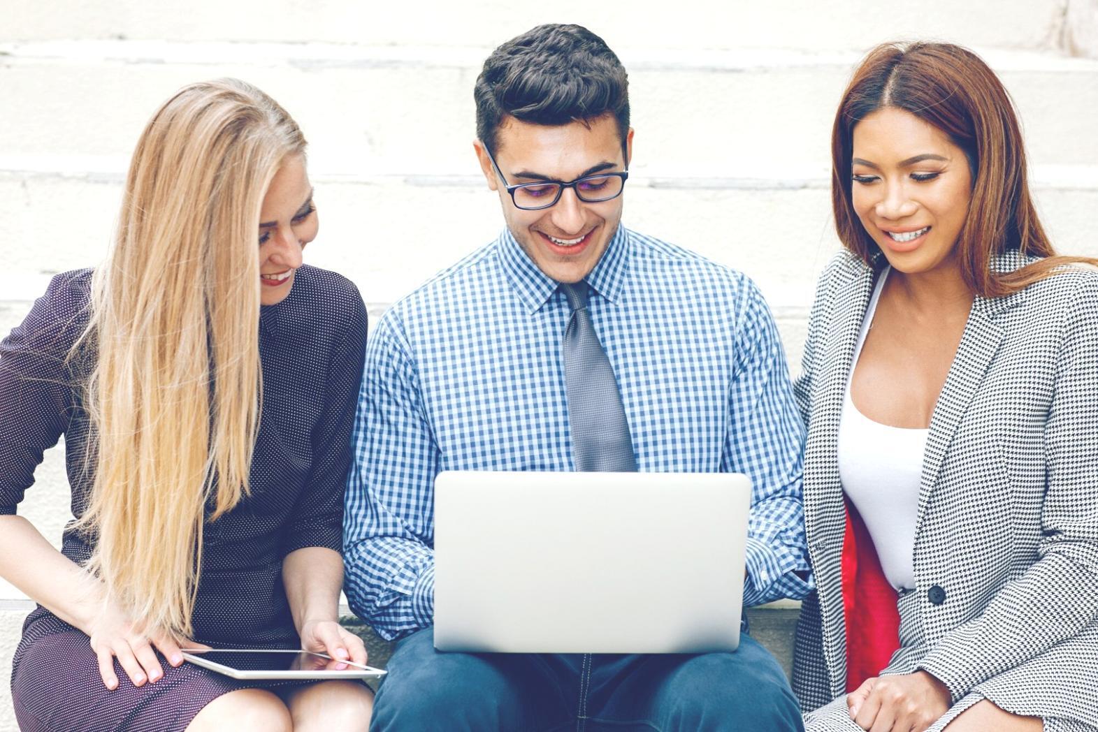 Equipo trabajando en estrategia financiera